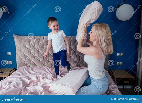 madre e hijo en la misma cama